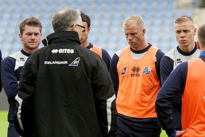 Aron Einar hlustar hér á fyrirmæli Lagerbäck á æfingu.fréttablaðið/anton