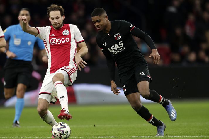 Ajax v AZ Alkmaar - Dutch Eredivisie AMSTERDAM, NETHERLANDS - MARCH 1: (L-R) Daley Blind of Ajax, Myron Boadu of AZ Alkmaar during the Dutch Eredivisie match between Ajax v AZ Alkmaar at the Johan Cruijff Arena on March 1, 2020 in Amsterdam Netherlands (Photo by Soccrates/Getty Images)