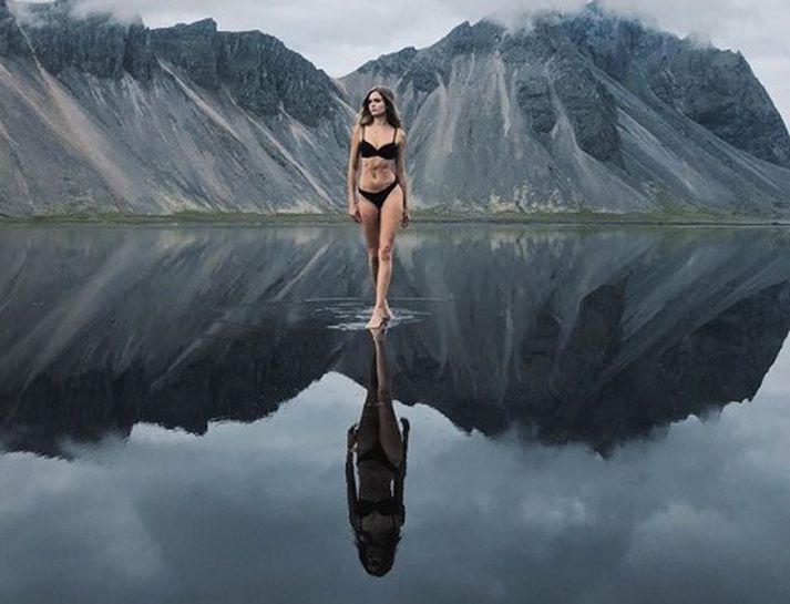 Josephine Skriver var fáklædd við Vestrahorn.