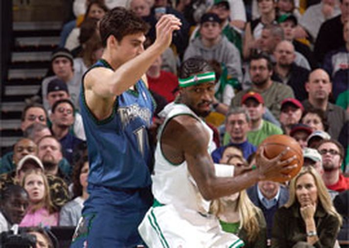 Wally Szczerbiak (t.v.) og Ricky Davis eigast hér við í leik liðanna í vetur, en þeir munu skipta um búninga í dag