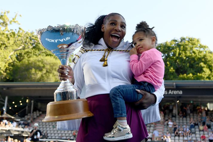  Serena Williams með dóttur sína Alexis Olympiu eftir sigur á móti á Nýja Sjálandi árið 2020.