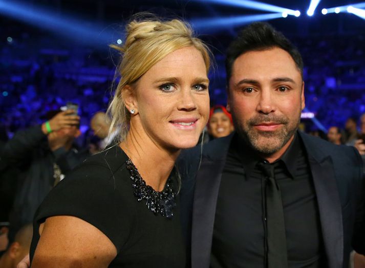 De la Hoya er áhugamaður um MMA. Hér er hann með Holly Holm, fyrrum UFC-meistara.