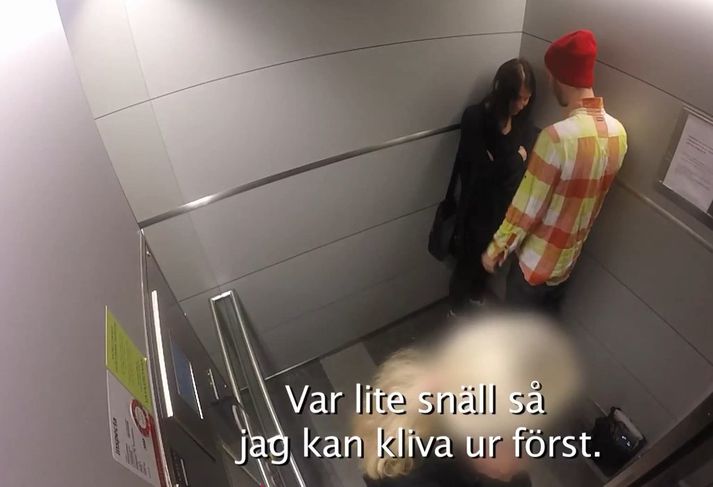 Sumir báðu um að fá að fara út úr lyftunni áður en maðurinn héldi ofbeldinu áfram.