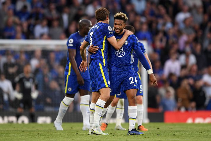 Marcos Alonso og Reece James fagna marki kvöldsins.