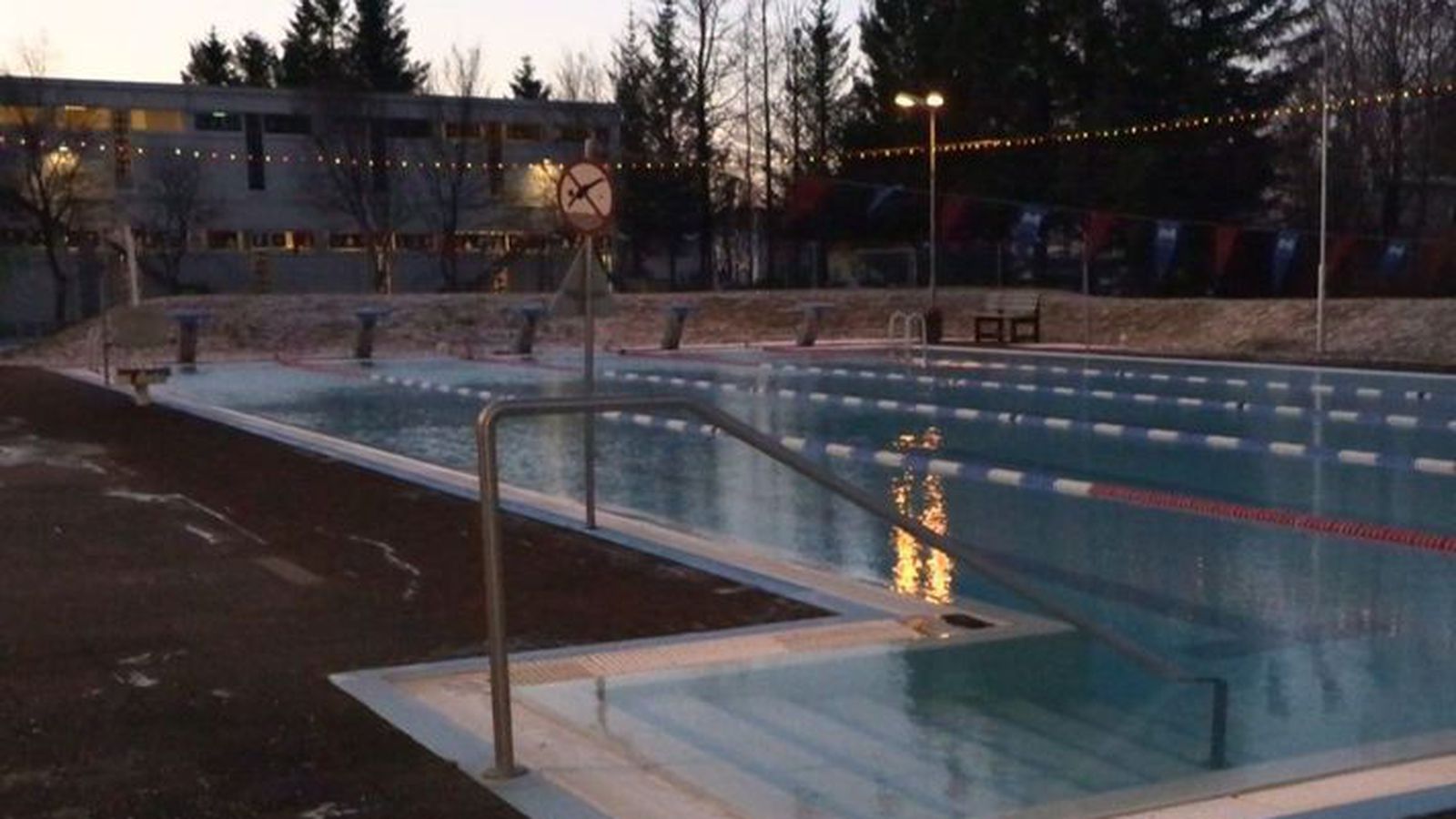 Loka sund­laugum fram yfir helgi vegna kuldans