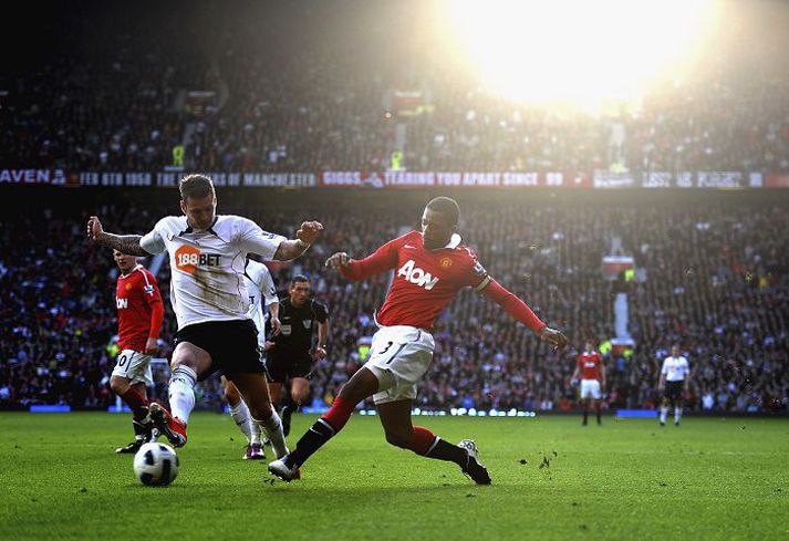 Grétar Rafn Steinsson í leik gegn Manchester United á Old Trafford í mars síðastliðnum. Hér er hann í baráttu við annan bakvörð, hinn franska Patrice Evra.