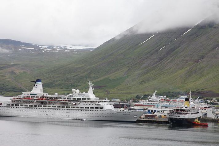 Umferð við höfnina. Það var nóg um að vera í höfninni á Ísafirði í gær.