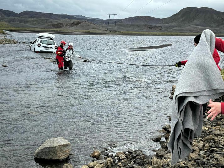 Fólkið festi bílinn í Jökulgilskvísl á Fjallabaksleið nyrðri. Það er ekki ólíklegt að þau hafi ætlað að fara hjáleið vegna lokunarinnar á hringveginum.