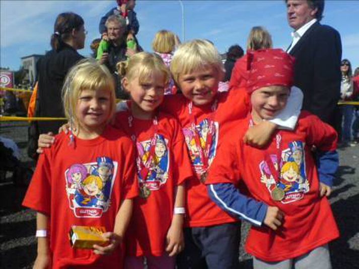 Þau Anna Lára, Berglind, Hilmar og Andri hlupu i Latabæjarhlaupinu.