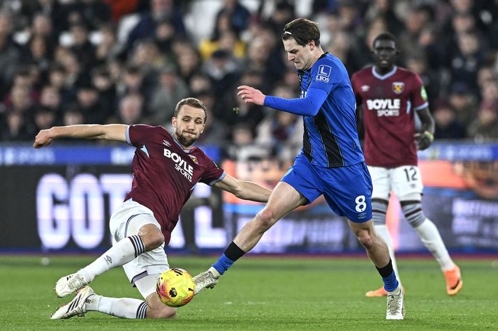 Tomás Soucek tæklar Alex Scott í viðureign West Ham United og Bournemouth í Lundúnum í kvöld.