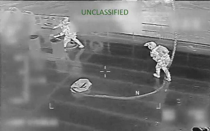 Bandarískir landgönguliðar um borð í olíuflutningaskipinu Veronica í morgun.