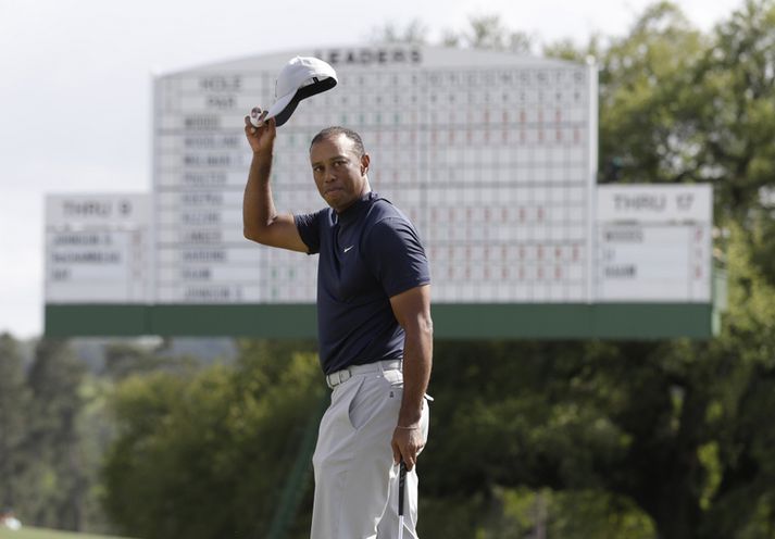 Tiger Woods þakkar fyrir stuðninginn í gær.