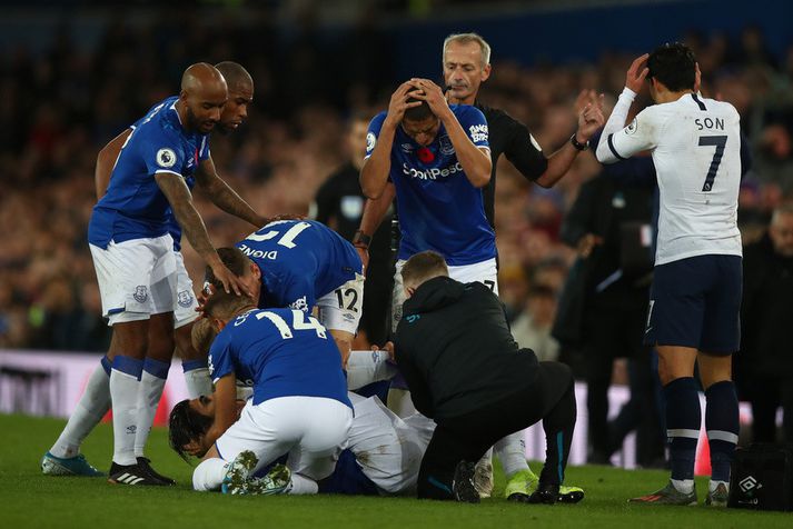 Cenk Tosun hefur hér tekið utan um Andre Gomes á meðan aðrir átta sig á alvarleika meiðslanna.