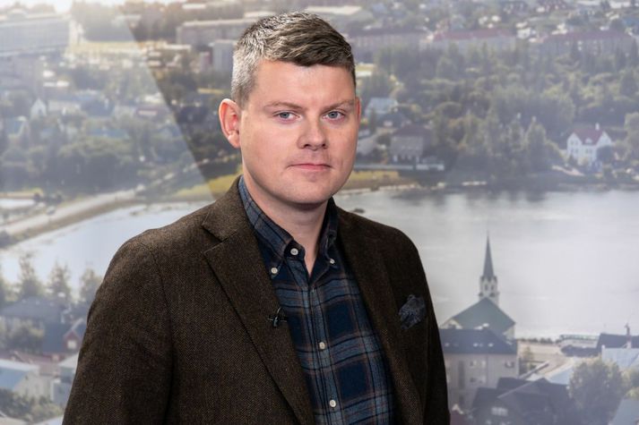 Stefán Einar hefur vakið athygli að undanförnu fyrir þætti sína og hispurslausar spurningar. Sem hann telur það eina heiðarlega fyrir fjölmiðlamann að gera; spyrja hreint út.