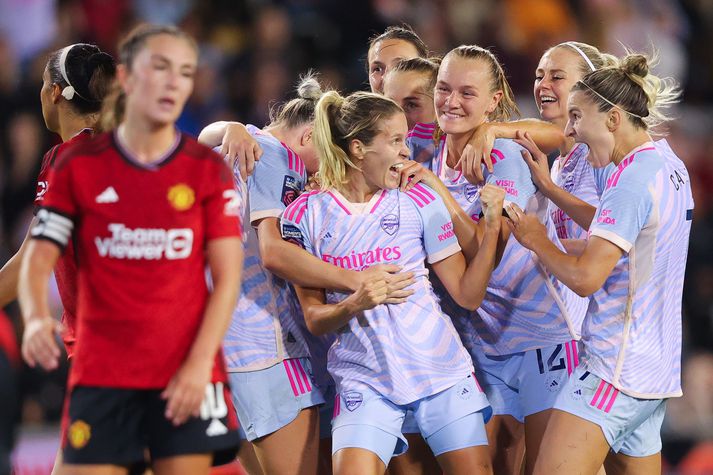 Cloé Eyja Lacasse fagnar marki sínu fyrir Arsenal á móti Manchester United í ensku úrvalsdeildinni.