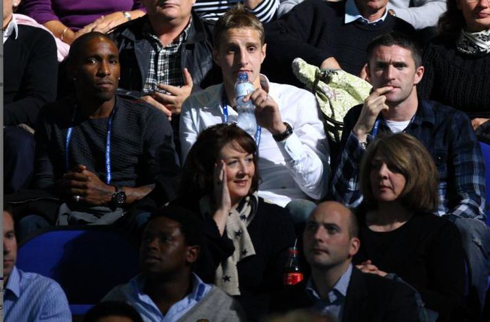 Robbie Keane nagar hér neglurnar meðan hann fylgist með tennisleik ásamt félögum sínum hjá Tottenham, þeim Jermaine Defoe og Michael Dawson.