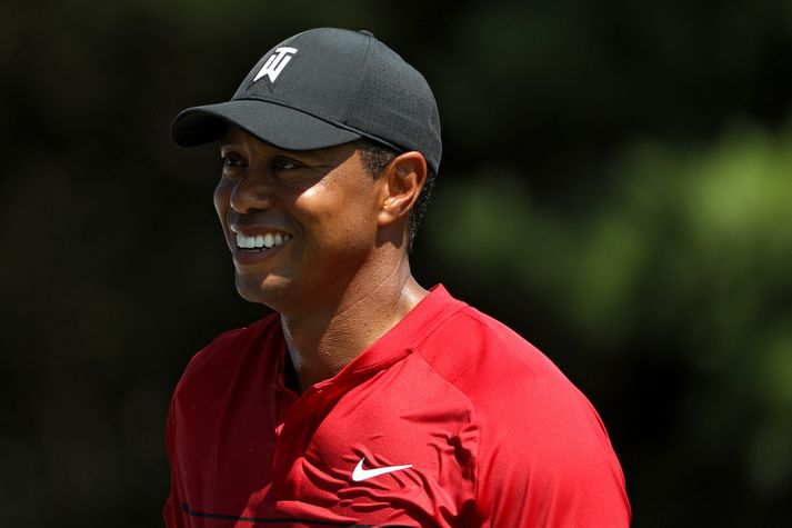 Tiger Woods brosandi í gær.