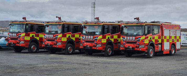 Fjóir nýjir slökkvibílar Slökkviliðs höfuðborgarsvæðisins eru komnar til landsins. Þeim fylgir ýmis nýr búnaður. Bílarnir verða teknir í notkun, einn af öðrum, fram að áramótum.