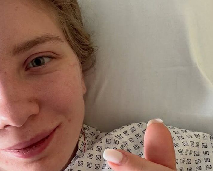 Kamila Sellier birti sjálfu af sjúkrabeðinu. Hún gekkst undir aðgerð eftir að skauti keppinautar hennar skar hana í augað.