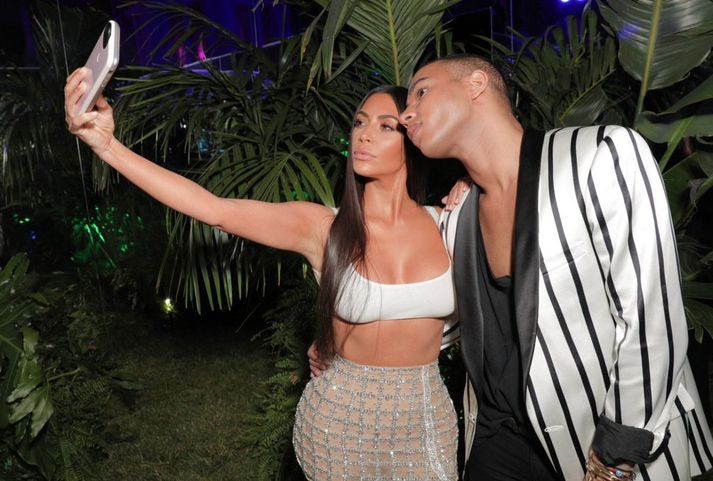 Kim Kardashian West og Olivier Rousteing. Kim lætur gott sjálfu-tækifæri ekki fara til spillis.