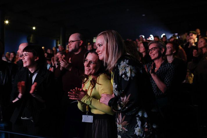 Sigríður Halla Magnúsdóttir varaformaður Endósamtakanna og  Lilja Guðmundsdóttir formaður féllust í faðma eftir sýninguna. 