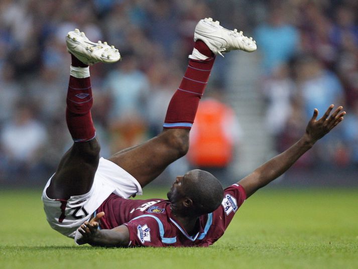Carlton Cole, leikmaður West Ham, sakaði stuðningsmenn Millwall um kynþáttarníð.