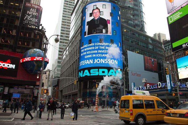 Mynd af Stefáni Jónssyni, sem náði bestum árangri í Ávöxtunarleiknum í janúar, birtist á Nasdaq-turninum í New York.