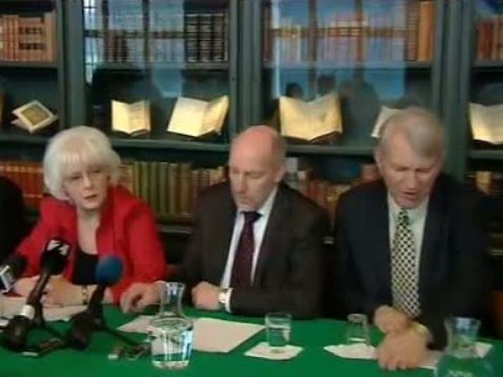 Jóhanna Sigurðardóttir forsætisráðherra, Steingrímur Sigfússon fjármálaráðherra og Arnar Sigurmundsson, formaður Landssamtaka lífeyrissjóða.