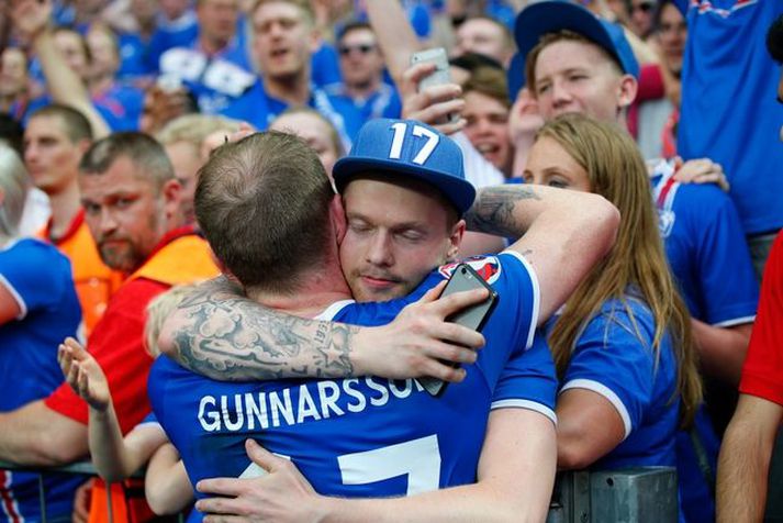 Arnór Þór Gunnarsson, landsliðsmaður í handbolta, faðmar bróður sinn Aron Einar landsliðsfyrirliða eftir sigurinn í París í gær.