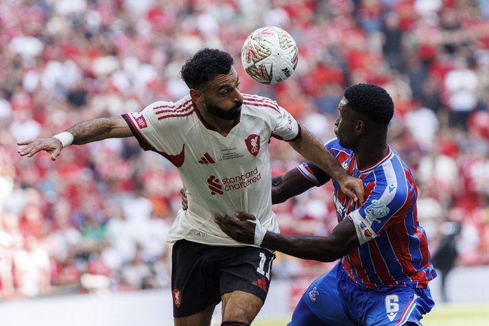 Marc Guéhi í baráttu við Mohamed Salah í leiknum um Samfélagsskjöldinn. Verða þeir samherjar í vetur?