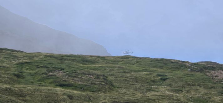 Þyrlan á vettvangi við Hestskarðshnjúk.