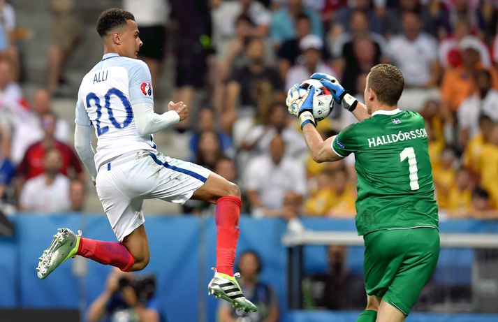 Hannes Þór í leik gegn Englandi á Evrópumótinu í Frakklandi sumarið 2016.