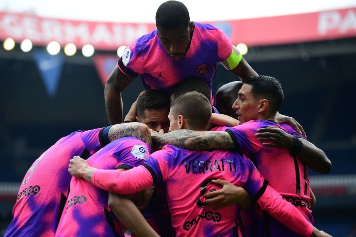 Leikmenn PSG fagna sigurmarkinu í dag.