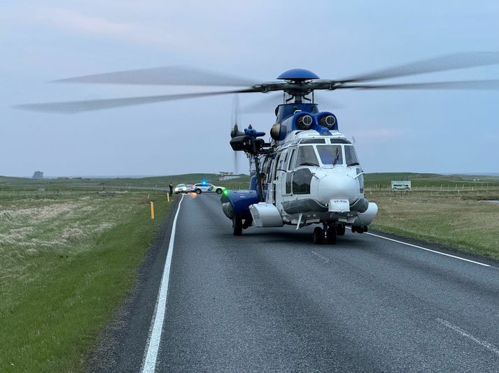 Þyrla Landhelgisgæslunnar lenti á Dylhólavegi til að sækja þann slasaða.