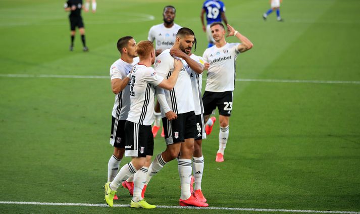 Leikmenn Fulham fagna marki Mitrovic í dag.