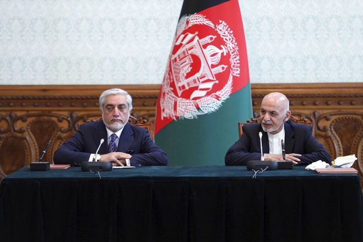 Abdullah Abdullah og Ashraf Ghani við undirritun samkomulagsins fyrr í dag. 