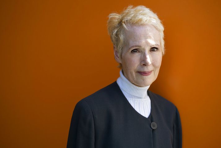 E. Jean Carroll segir að Trump hafi þröngvað sér upp á sig í fataklefa í stórverslun í New York um miðjan tíunda áratuginn.