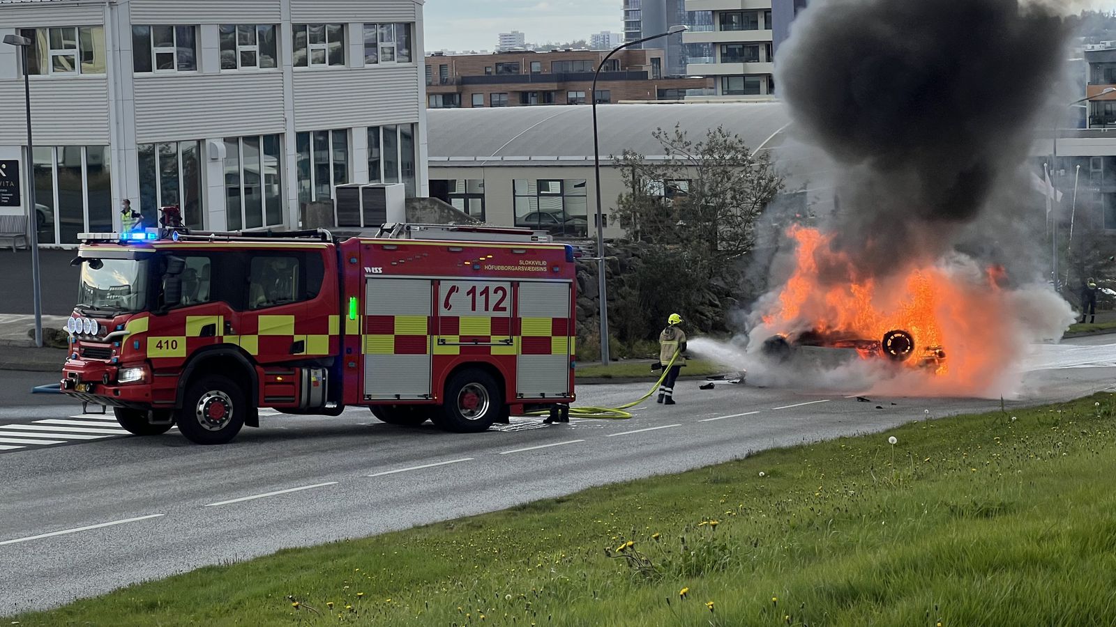 Logandi bíll á hvolfi í Kópa­vogi