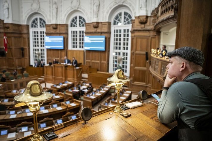 Rasmus Paludan, stofnandi Harðrar stefnu, á þingpöllum í danska þinginu.