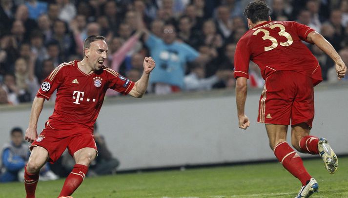 Franck Ribery fagnar fyrra marki Bayern með Mario Gomez.
