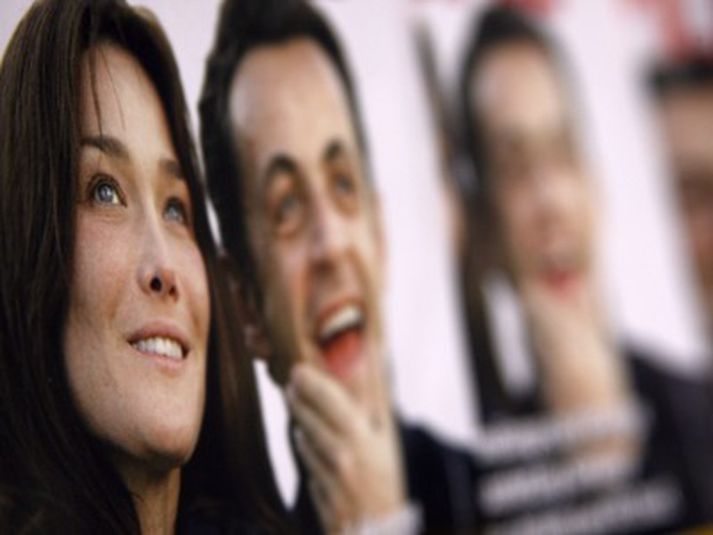 Sarkozy og Bruni á forsíðu franska tímaritsins L'Express.