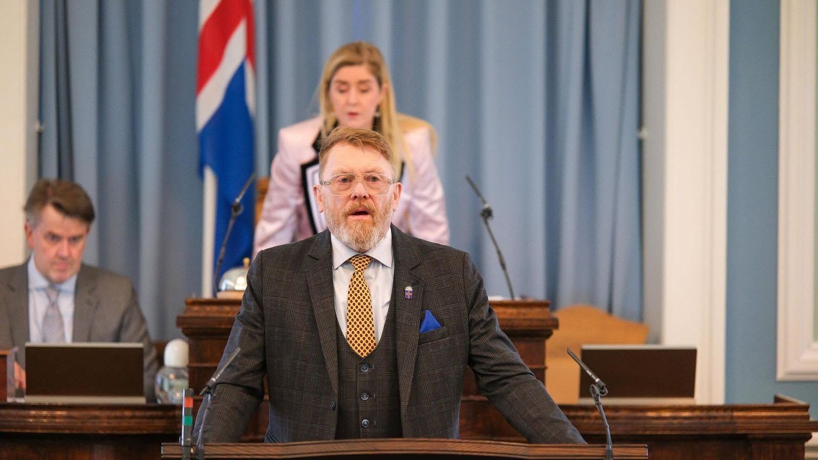 Segir Við­reisn í krísu og úti­lokar ekki að hætta stuðningi