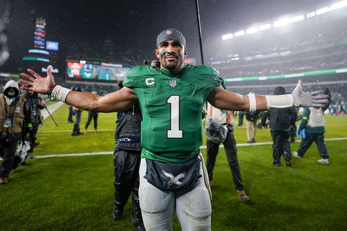 Jalen Hurts átti enn einn stórleikinn og fagnar hér sigri Philadelphia Eagles í gær.