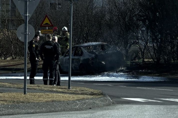 Bíllinn brann til kaldra kola.