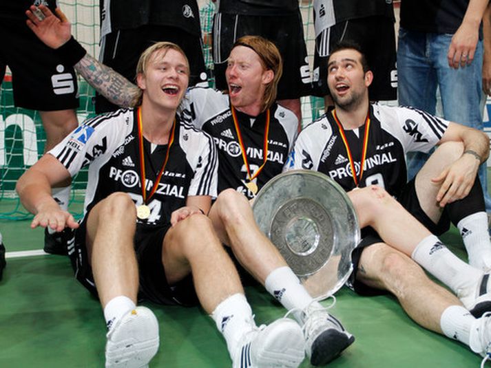 Aron Pálmarsson fagnar þýska meistaratitlinum um síðustu helgi.