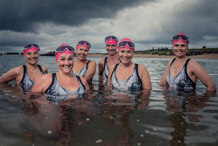 Marglyttur eru sundkonurnar Sigurlaug María Jónsdóttir, Sigrún Þ. Geirsdóttir (Ermarsundskona), Halldóra Gyða Matthíasdóttir, Birna Bragadóttir, Þórey Vilhjálmsdóttir og Brynhildur Ólafsdóttir, auk skipuleggjendanna Grétu Ingþórsdóttur og Soffíu Sigurgeirsdóttur.