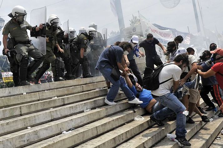 Allt logaði í óeirðum fyrir utan þinghúsið meðan þingmenn gengu til atkvæða.