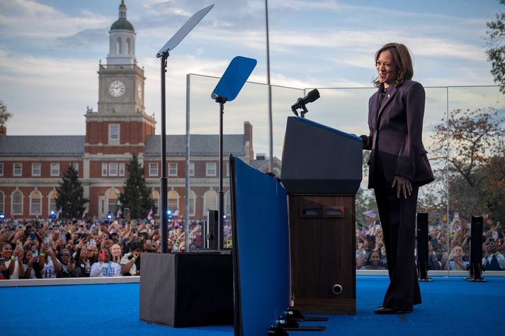 Kamala Harris tók við tilnefningu Demókrataflokksins af Joe Biden, eftir að hann hætti við framboð í kjölfar lélegrar frammiðstöðu í kappræðum gegn Donald Trump.