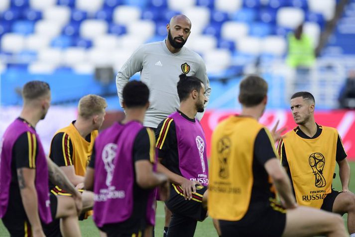 Thierry Henry, aðstoðarþjálfari belgíska landsliðsins, vakir yfir sínum leikmanni á æfingu liðsins.