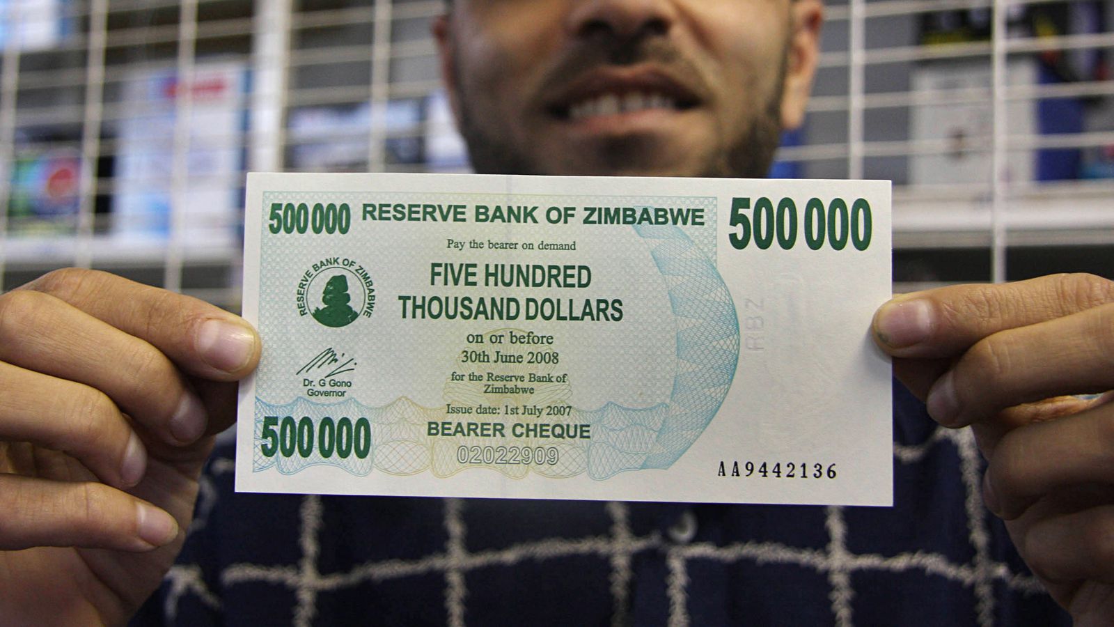 Сколько 500000 долларов. 500000 Долларов. Зимбабвийский доллар. 500 000 Зимбабве долларов. Инфляция в Зимбабве 2008.